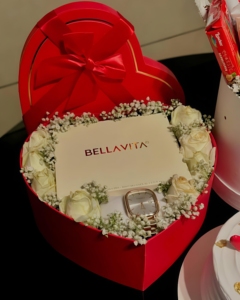 กล่องบรรจุภัณฑ์ของขวัญลายดอกไม้ช็อคโกแลตพร้อมริบบิ้นฟอยล์สีทองรูปหัวใจเกรดอาหารแบบกำหนดเองได้ - Product Image 5