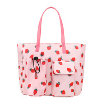 Sac fourre-tout d'été 2025 en polyester à imprimé fraises, chic et frais, grande capacité, style artistique, à bandoulière, pour cours et activités.