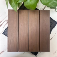 Dalles de terrasse en WPC antidérapantes modernes, faciles à poser, design à emboîtement pour jardins extérieurs, technique brossée, plastique injecté