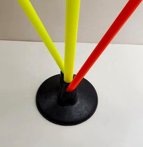 Accesorio de poste de agilidad Wesure S6504 con bases de goma negras para entrenamiento de fútbol Equipo esencial para un rendimiento mejorado - Product Image 2