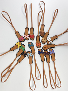 Porte-clés en cuir PU gaufré personnalisé QYS avec pendentif lettre, accessoire pour sac fourre-tout et sac à main, cadeau - Product Image 3