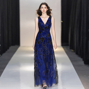 Abito da sera mini ricamato con paillettes, senza maniche, scollo a V floreale, per feste e balli di fine anno da donna - Product Image 3