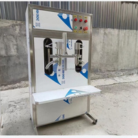 Petite machine de remplissage semi-automatique pour eau purifiée en bouteille, sauce soja, vinaigre, huile d'olive et jus dans des bouteilles en verre