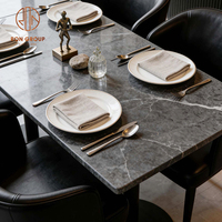 Ensemble de canapés et chaises en cuir noir de luxe moderne avec structure métallique et table en pierre frittée pour café, restaurant, hôtel, mobilier commercial