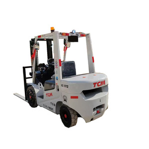 Chariot élévateur d'occasion à mât bi-étagé, déplacement latéral hydraulique, TCM FD30, moteur diesel d'occasion, 3 tonnes, pneus pleins - Product Image 1