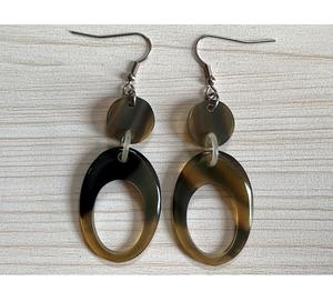 Elegantes pendientes de cuerno de búfalo hechos a mano para mayor comodidad y durabilidad Ideal para trajes casuales y formales - Product Image 1