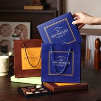 Boîte d'emballage personnalisée en carton kraft ondulé biodégradable et recyclable pour chocolat, impression quadricolore, découpe et gaufrage avec plateau thermoformé