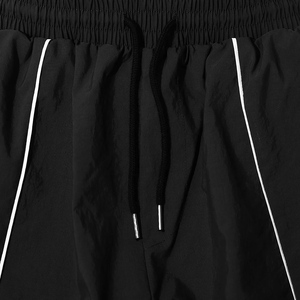 Pantalones Deportivos Healy para Hombre, Negros, Cintura Elástica, Franja Lateral Blanca, Logotipo Personalizado en la Pierna Derecha, Corte Holgado Informal, para Verano - Product Image 4