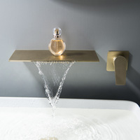 Robinet de lavabo de salle de bain à poignée unique au design moderne Buse cascade en laiton massif chaud et froid à suspension murale