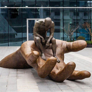 Statua Artistica Contemporanea Gigante in Bronzo a Forma di Mano, Decorazione Paesaggistica per Esterni, Enorme Scultura in Metallo Fuso di <span class=keywords><strong>Uomo</strong></span> Seduto Pensante - Product Image 1