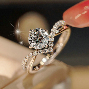 Anello di Fidanzamento a Quattro Punte a Forma di V per Donne, Elegante Gioiello da Matrimonio Stile Principessa - Product Image 5