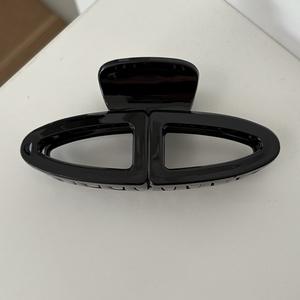 Pince à cheveux ovale minimaliste coréenne en plastique creux, accessoire capillaire élégant - Product Image 4