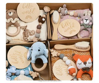 Vente en gros usine/OEM : Ensemble de hochets en crochet pour bébé en bois, coffret cadeau de naissance, chaîne de sucette, cadeau de naissance pour le premier mois de bébé