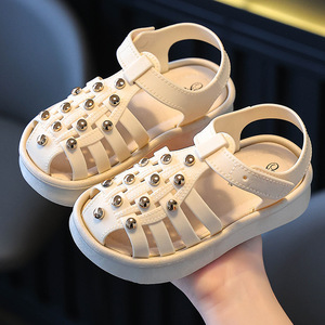 รองเท้าลำลองแฟชั่นสไตล์ใหม่สำหรับเด็กผู้หญิงในช่วงฤดูร้อน เหมาะสำหรับใส่ข้างนอก รองเท้าแตะชายหาดกันลื่นสำหรับเด็กผู้หญิง - Product Image 1