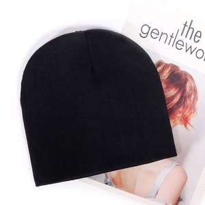 Gorro de Invierno Unisex Personalizado con Logotipo Gótico, 100% Acrílico, Tejido Jacquard Cálido, Sin Puño, con Lazo, para Hombre y Mujer - Product Image 3