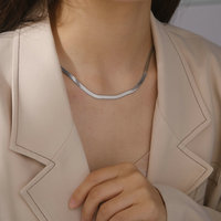 Collier élégant en forme d'arête de serpent, chaîne plate unisexe, style sportif, en acier inoxydable électroplaqué