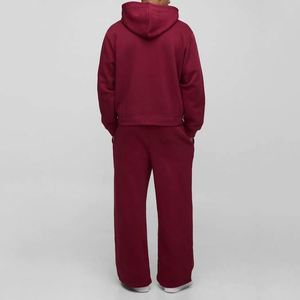 Ensemble de survêtement deux pièces pour homme personnalisé, comprenant un sweat à capuche court zippé rouge bordeaux et un pantalon de survêtement large drapé aux tons terreux riches - Product Image 2