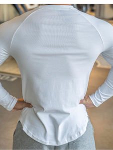 Camiseta básica lisa ajustada con dobladillo curvo para hombre con logotipo personalizado al por mayor, camiseta informal de manga larga para hacer ejercicio en el gimnasio para hombre - Product Image 3