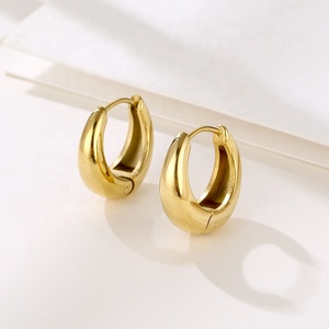 Pendientes Huggie de aro en blanco de acero inoxidable chapados en oro de 18 quilates personalizados al por mayor 2023 - Product Image 4