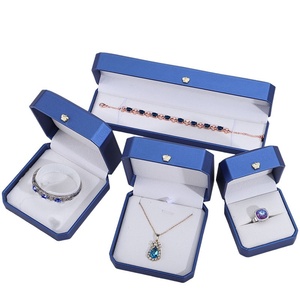 Boîte à bijoux en forme de couronne octogonale en cuir PU avec logo personnalisé pour bagues, colliers, pendentifs et bracelets – Emballage de luxe pour bijoux – Vente chaude - Product Image 5