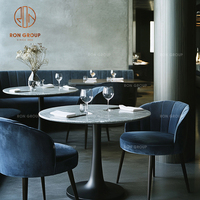 Meubles de café de luxe, chaises en velours bleu avec table ronde en bois, pieds en bois et banquette de café-restaurant bleue