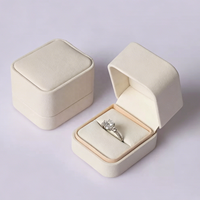 Boîte à bijoux rectangulaire en cuir blanc beige avec doublure en velours, ensemble d'emballage personnalisé avec logo QC Cartiers pour l'affichage des bagues, des bracelets et des colliers
