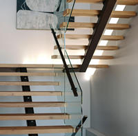 Escalier en acier sur mesure Prima avec poutre centrale en forme de boîte pour les intérieurs de bâtiments modernes