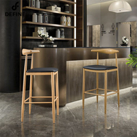 Chaise haute de restaurant de tabouret de bar de grain de bois de conception moderne nordique commerciale pour le comptoir de barre de café de meubles d'hôtel