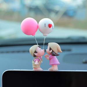 Décoration de voiture Ai Cheng, figurines de couple en plastique pour la console centrale, décoration intérieure de voiture - Product Image 3