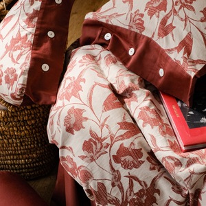 Nouvel ensemble de literie quatre pièces en jacquard teint en fil 100 % coton, style chinois années 80, rouge, avec boutons et motif discret, housse de couette - Product Image 1