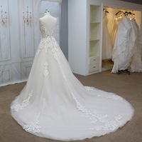 Robe de mariée de luxe moderne à col en V sans manches, ornée de paillettes, longue jusqu'au sol, avec appliques en dentelle, coupe trapèze pour la mariée
