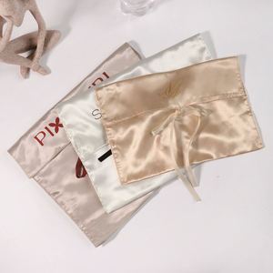 Sacs d'emballage cadeau haut de gamme écologiques et durables pour magasins de vêtements, sensation premium, enveloppe à rabat en satin de soie personnalisée - Product Image 5