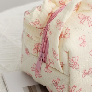 Pochette à maquillage matelassée faite à la main, pochette cosmétique en coton fleuri personnalisée, grande capacité, fermeture éclair, personnalisée, mignonne, cœur rouge - Product Image 4