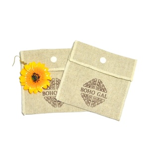 Pochette à bijoux en coton et lin naturel écologique en gros, sac enveloppe à bouton-pression avec logo personnalisé - Product Image 5