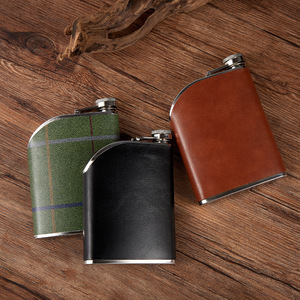 Cadeaux créatifs : Gourde à whisky en acier inoxydable de 8 oz avec enveloppe en cuir, pour hommes et femmes - Product Image 1