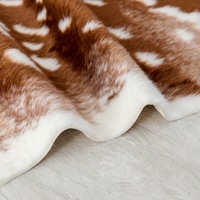 Maßgefertigter Wohnzimmer-Teppich im Nordischen Stil, Kunstfell-Kuhfell-Formteppich