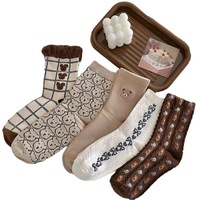Chaussettes en pile personnalisées avec logo OEM, couleur café vintage, motif ours, style universitaire, chaussettes mi-hautes pour femmes, automne-hiver
