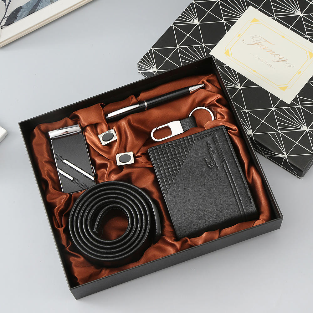 สีดำ (กระเป๋าสตางค์ + เข็มขัด + พวงกุญแจ + ปากกา + กระดุมข้อมือ)