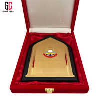 Plaque de récompense personnalisée en métal haut de gamme plaqué or avec gravure arabe, présentée dans un coffret de luxe en velours