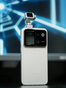 HON OR Robot Phone Portable 6.4'' 1.5k Amoled Snap Dragon 8 Elite Gen5 5500mAh 100W 5G Robot <b>Gimbal</b> <b>Camera</b> Smartphone - Product Image 3