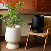 Ensemble de pots à plantes sur piédestal en forme de gobelet, crème, chocolat, noir, pour une décoration moderne et rustique de la maison