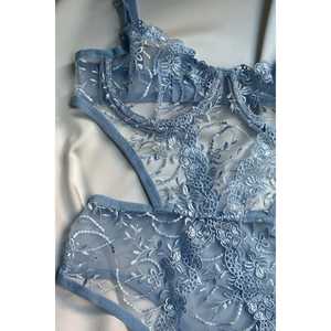 Combinaison en nylon bleue avec motif imprimé et détails en dentelle, longueur au-dessus du genou - Product Image 2