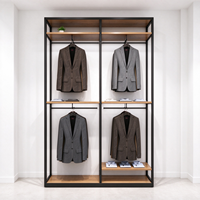 Comptoir de présentation pour boutique de vêtements pour hommes, design intérieur, cadre en métal noir, étagère en bois, rail de suspension, CE ETL