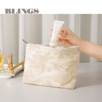 Vente en gros de trousse de maquillage de la flore délicate beige Ins Style 3PCS Sac de rangement pour soins de la peau de grande capacité Trousse de toilette portable Trousse cosmétique mignonne
