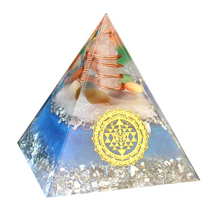 Pyramide en cristal Kogiya, résine époxy, artisanat, 6 cm, décoration d'intérieur, ornement de bureau avec gravure interne - Product Image 5