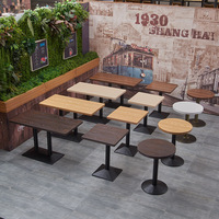 Meubles de restauration rapide commerciaux Base en métal Rectangle carré Table à manger ronde en bois Tables de restaurant de cantine interactives 70x70