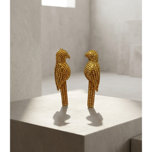 Boucles d'oreilles audacieuses en forme de perroquet doré texturé – Clous d'oreilles 3D oiseaux tropicaux – Pendentifs dorés audacieux - Product Image 2
