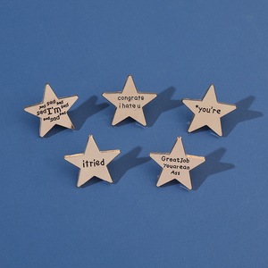 Broche de Metal de estrella y alfabeto de cinco puntos a la moda, broches de Letras a la moda para bolsos, tema de graduación con flor al por mayor - Product Image 1