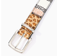 Ce ceinture patchwork accrocheur présente des textures mélangées léopard, zèbre et à pois en alliage de zinc, associé à une boucle ardillon élégante en argent, audacieuse.