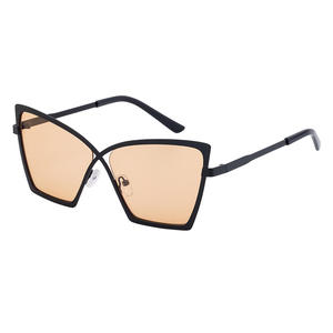 Nouvelles lunettes de soleil œil de chat de style européen et américain pour femmes, protection UV400, monture PC, verres noirs, tendance, vente en gros - Product Image 3